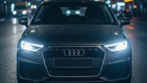 Feux avant Audi A1 avec ampoules LED blanches sur route de nuit
