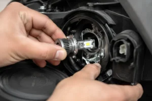 Technicien TledCars pose des ampoules LED à domicile en Île-de-France